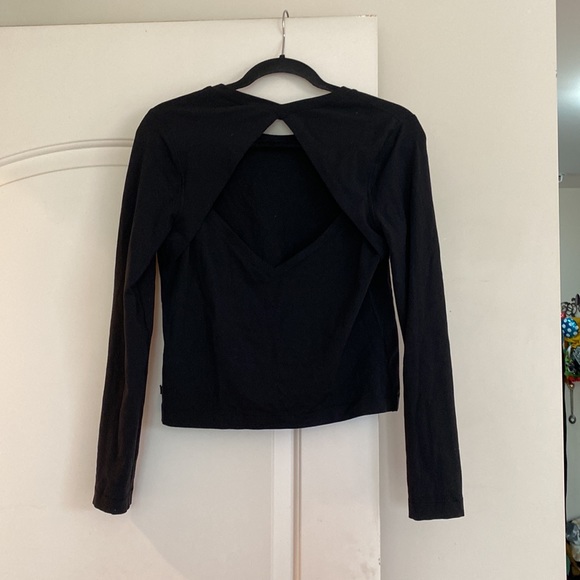 Black lululemon workout top - Picture 2 of 2